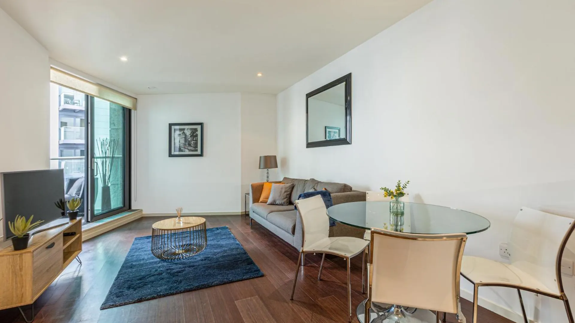 Luxury 1 Bedroom Canary Wharf Apt Couples & Work-Friendly London Apartment
