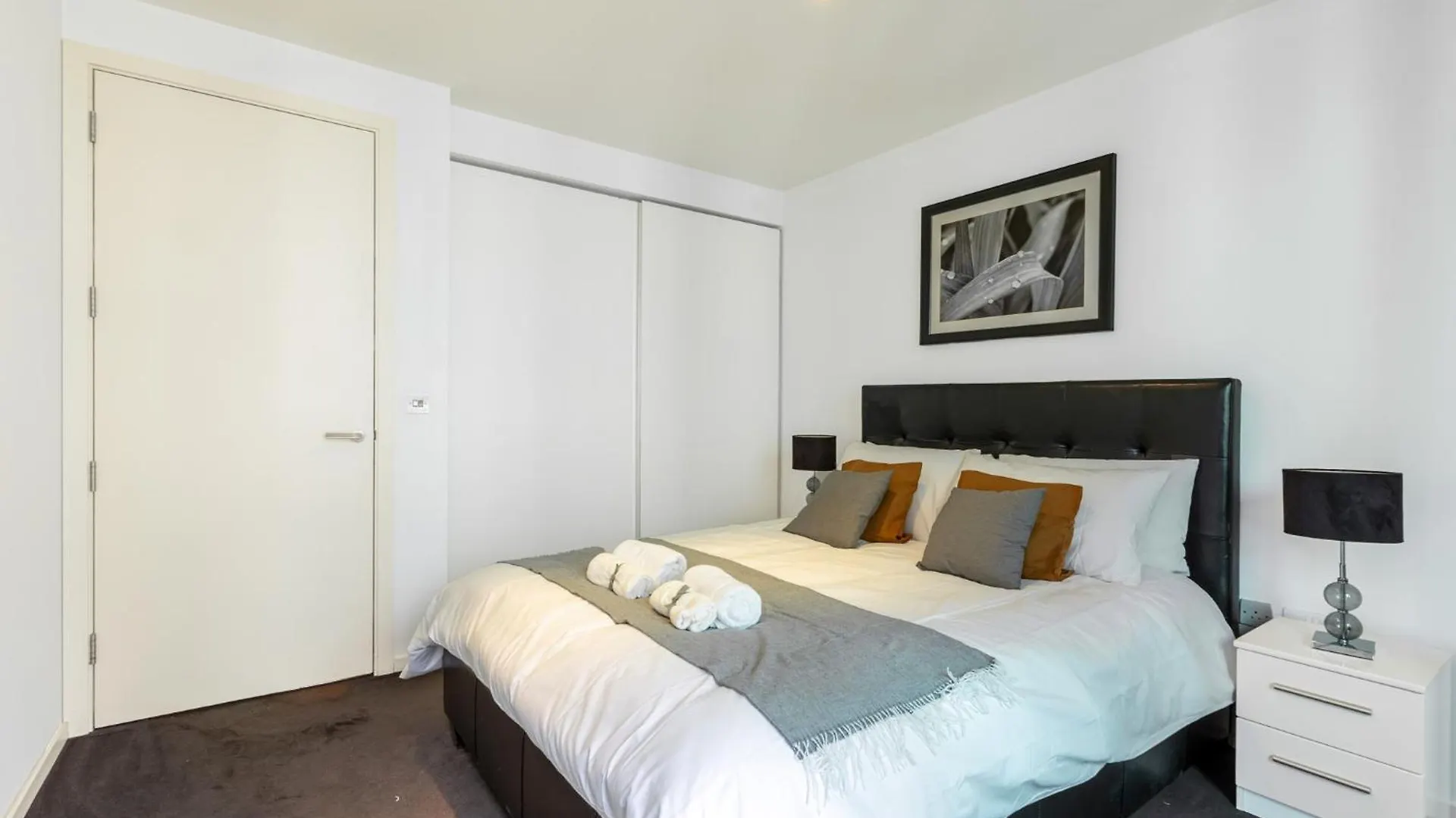 Luxury 1 Bedroom Canary Wharf Apt Couples & Work-Friendly London Apartment