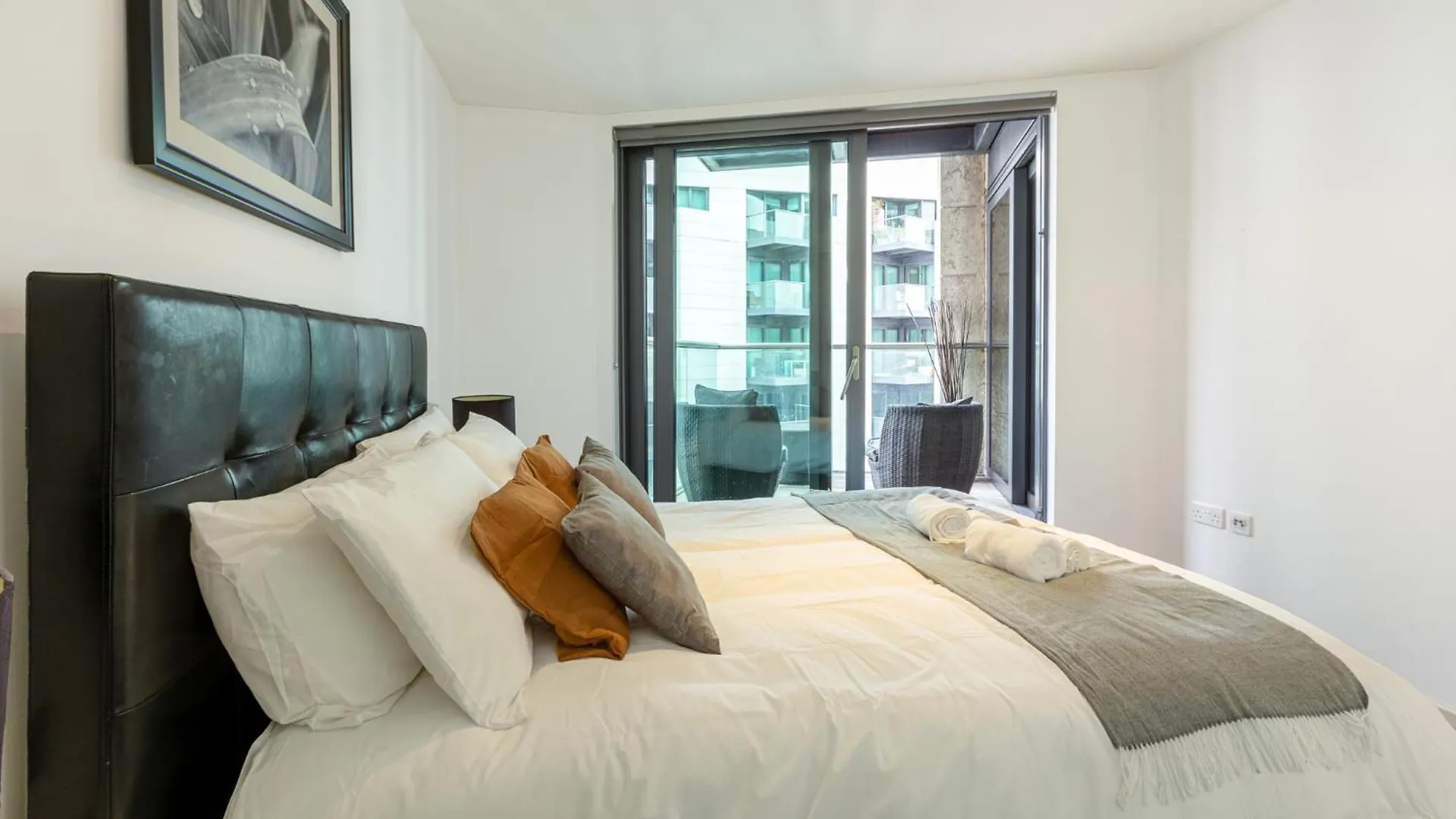 Luxury 1 Bedroom Canary Wharf Apt Couples & Work-Friendly London Apartment