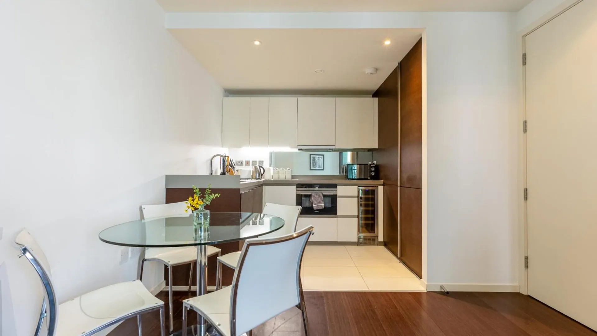 Apartment Luxury 1 Bedroom Canary Wharf Apt Couples & Work-Friendly London