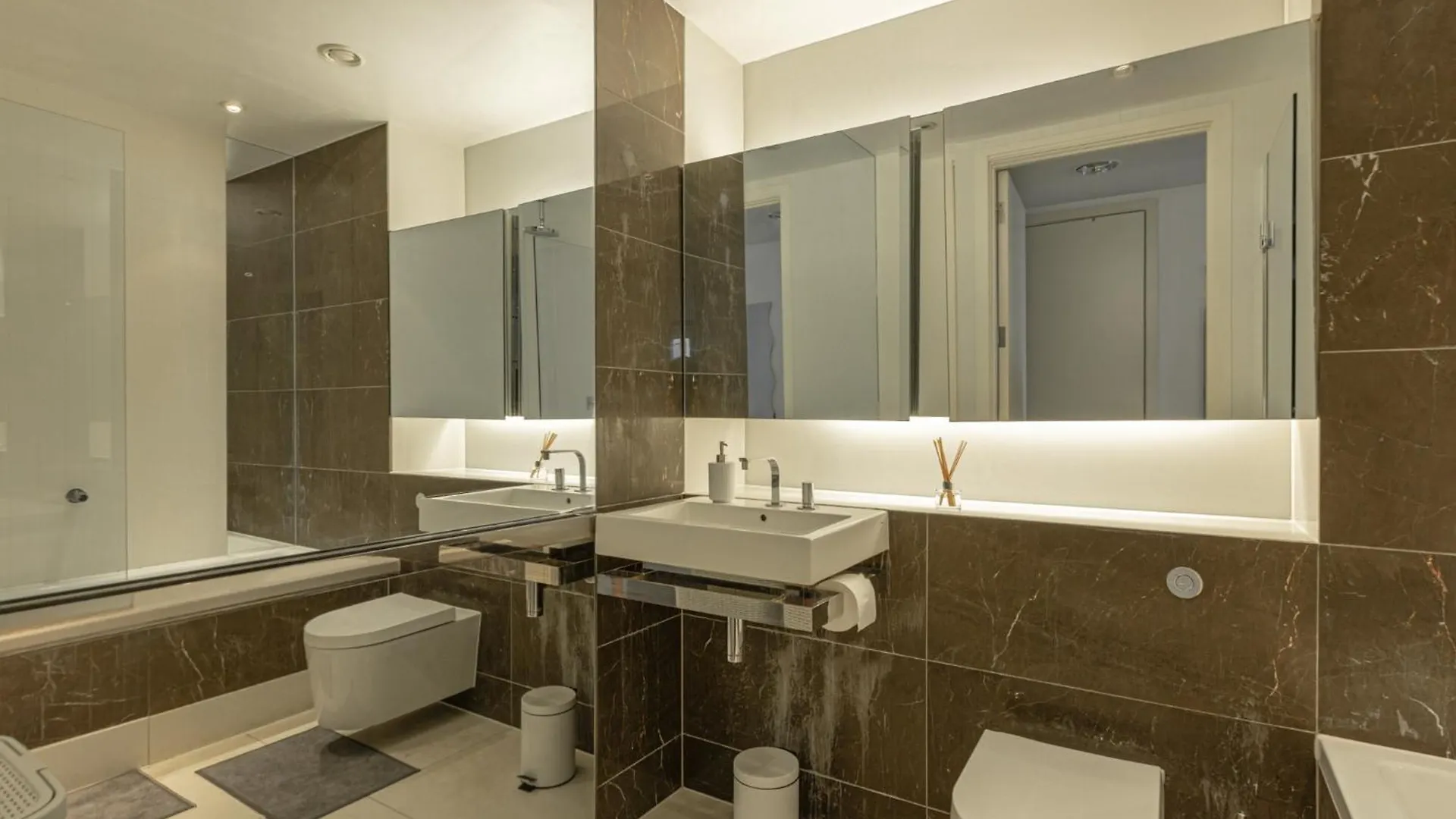 Luxury 1 Bedroom Canary Wharf Apt Couples & Work-Friendly London 0*,