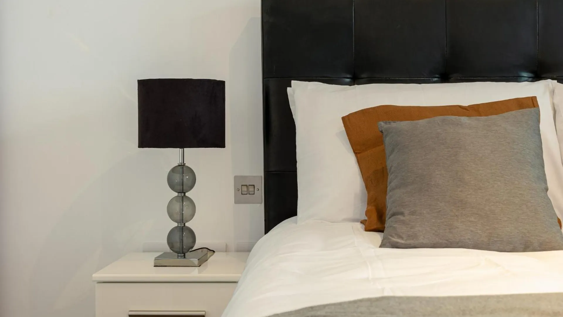 Luxury 1 Bedroom Canary Wharf Apt Couples & Work-Friendly London