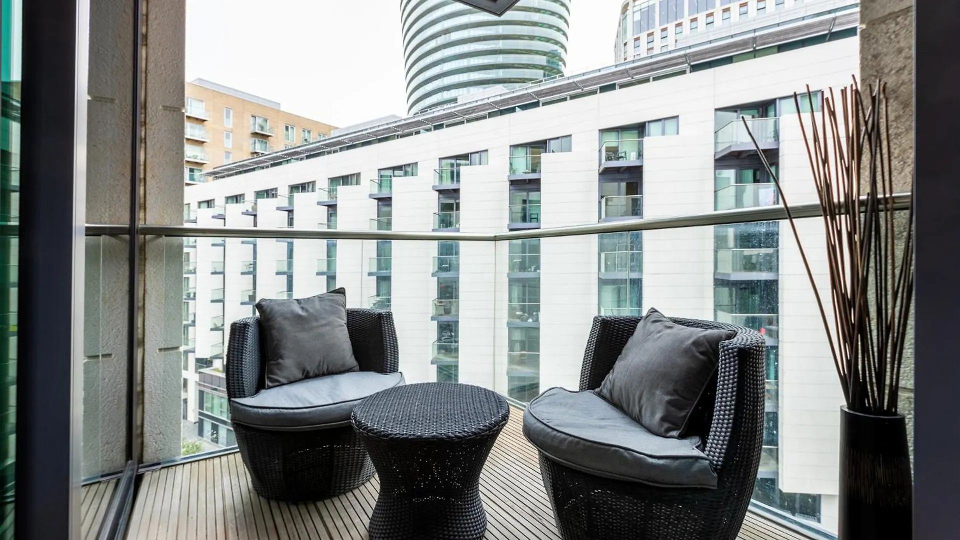 Luxury 1 Bedroom Canary Wharf Apt Couples & Work-Friendly London