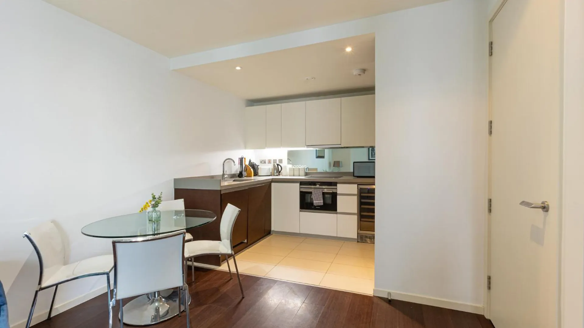 Apartment Luxury 1 Bedroom Canary Wharf Apt Couples & Work-Friendly London