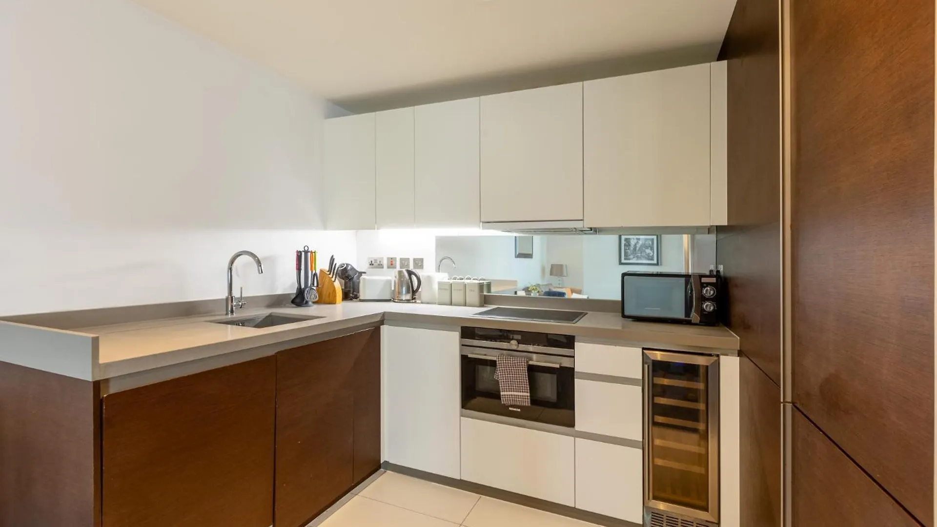 Apartment Luxury 1 Bedroom Canary Wharf Apt Couples & Work-Friendly London