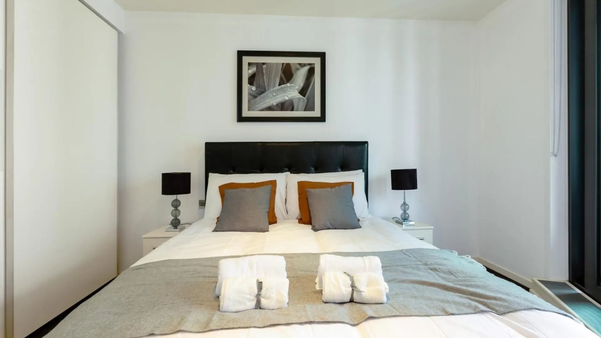 Apartment Luxury 1 Bedroom Canary Wharf Apt Couples & Work-Friendly London United Kingdom