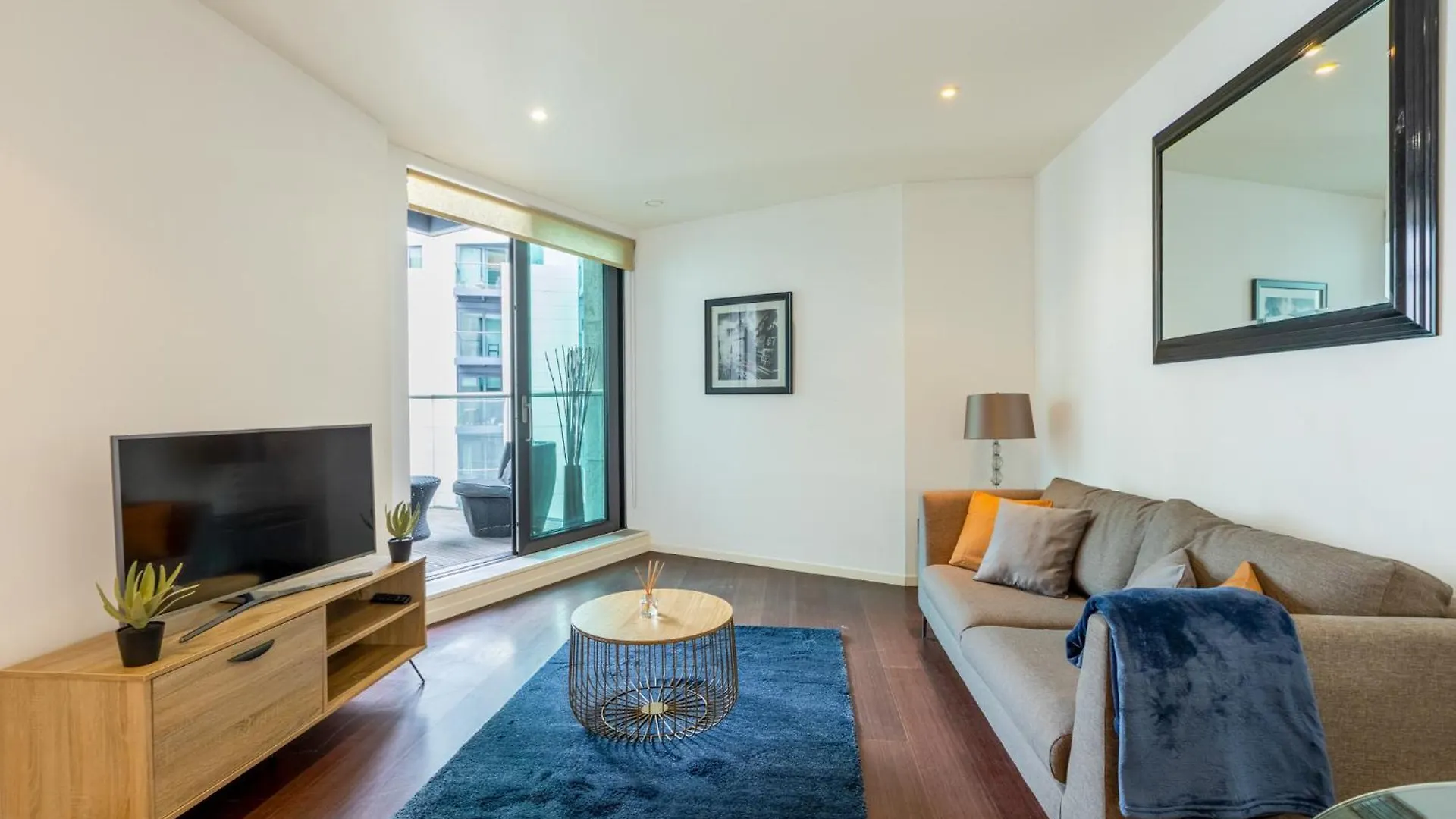 Luxury 1 Bedroom Canary Wharf Apt Couples & Work-Friendly Londra