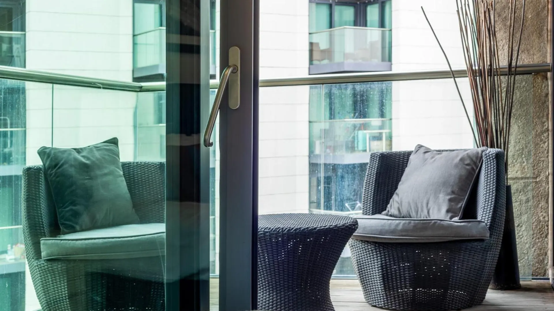 Luxury 1 Bedroom Canary Wharf Apt Couples & Work-Friendly London