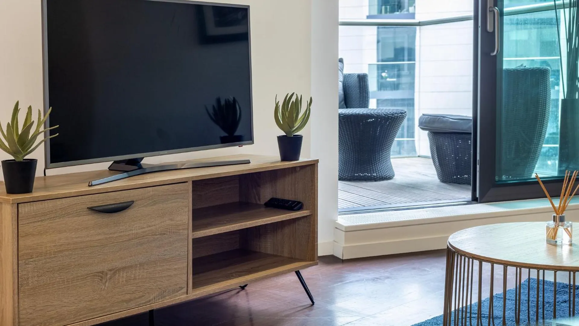 Luxury 1 Bedroom Canary Wharf Apt Couples & Work-Friendly London 0*,