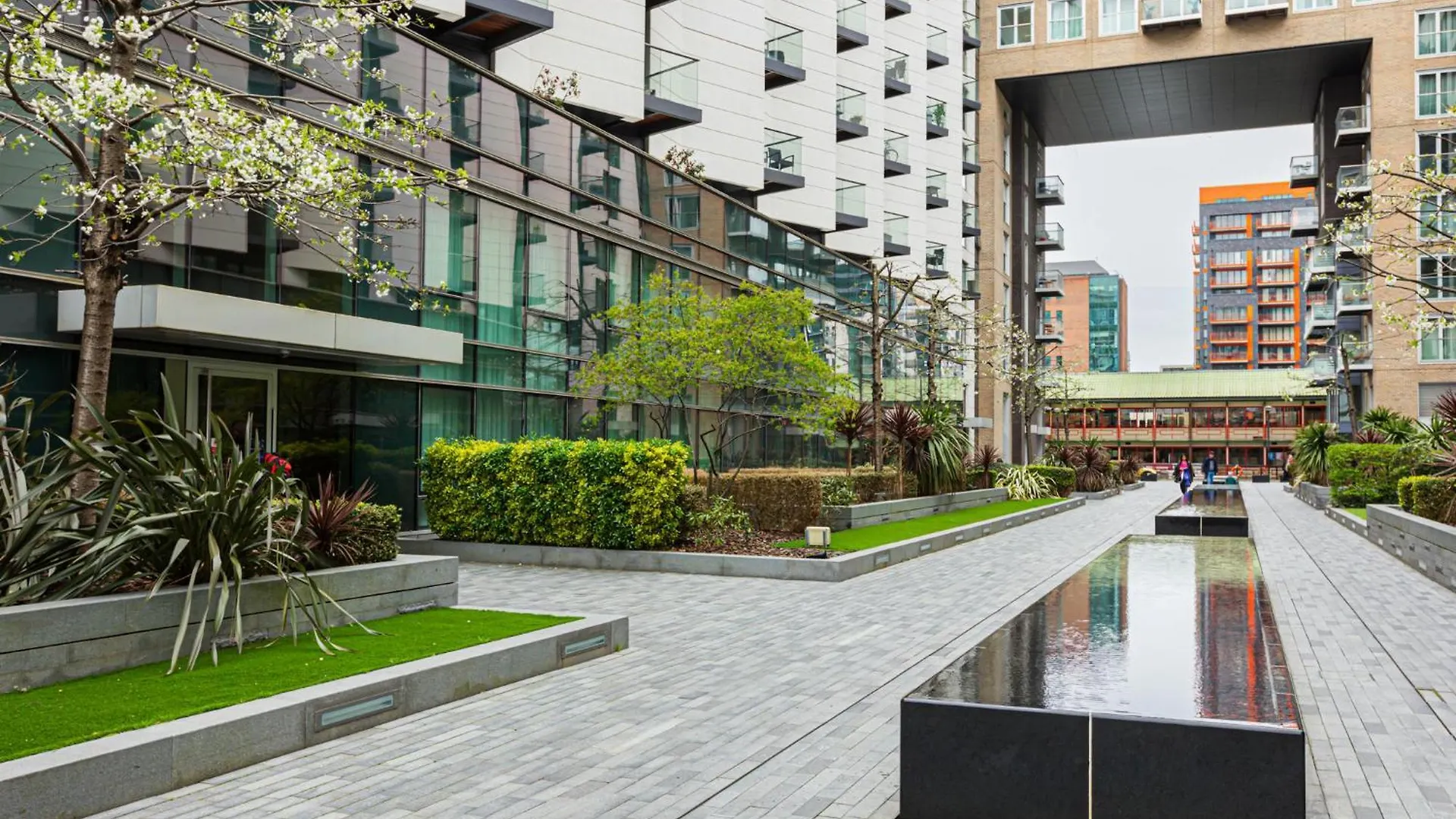 Luxury 1 Bedroom Canary Wharf Apt Couples & Work-Friendly London
