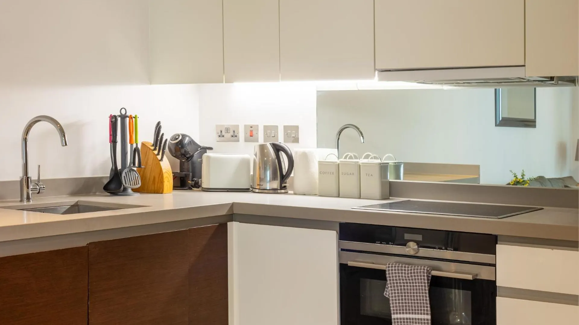 Luxury 1 Bedroom Canary Wharf Apt Couples & Work-Friendly London United Kingdom
